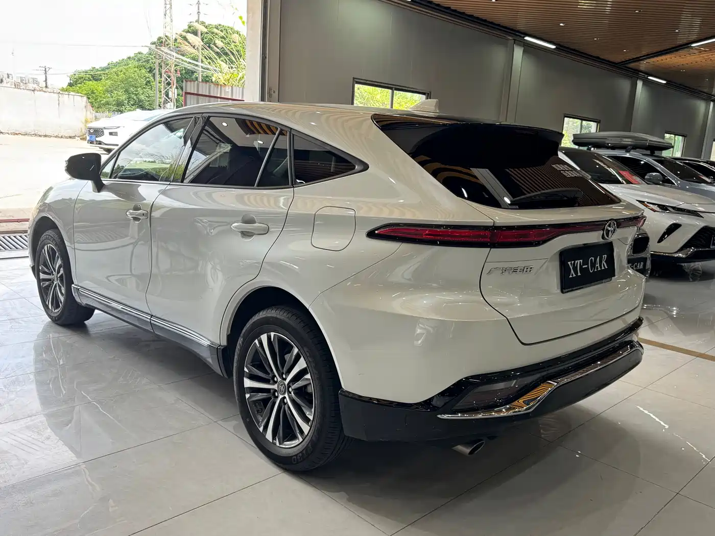 Toyota Venza 2023 2.0L CVT FWD Luxury фото 35