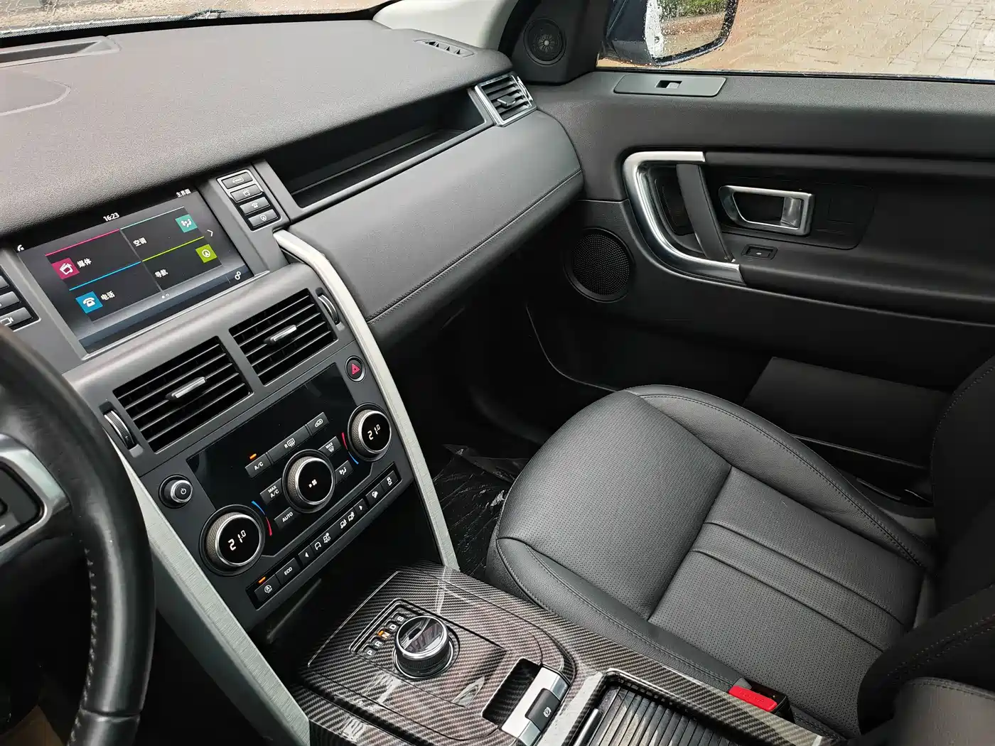 Land Rover Discovery Sport 2019 240PS SE Edition China VI фото 12