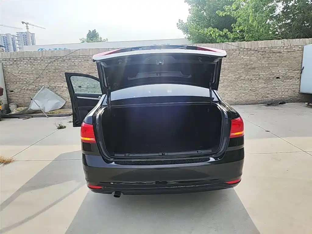 Volkswagen Lavida 2017 1.6L Manual Trend Edition фото 19