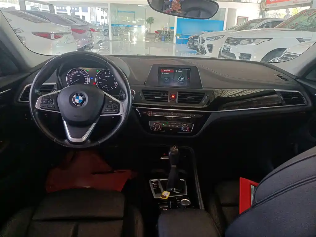 BMW 1 Series 2018 118i Sport Edition фото 10