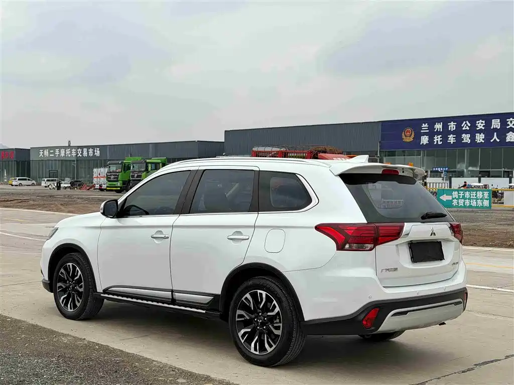 MITSUBISHI OUTLANDER