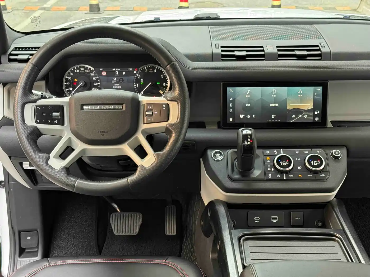 Land Rover Defender 2021 110 P400 SE фото 14