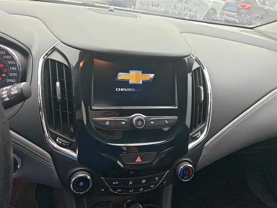 Chevrolet Cruze 2017 1.4T Hatchback DCT Leading Edge Edition фото 13