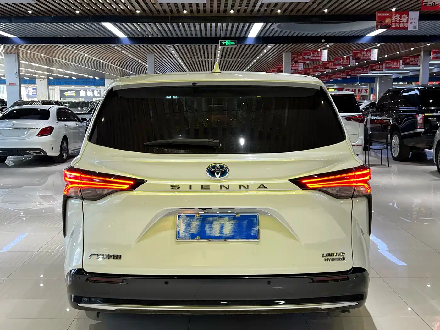 Toyota Sienna 2023 2.5L Hybrid Premium Edition фото 5