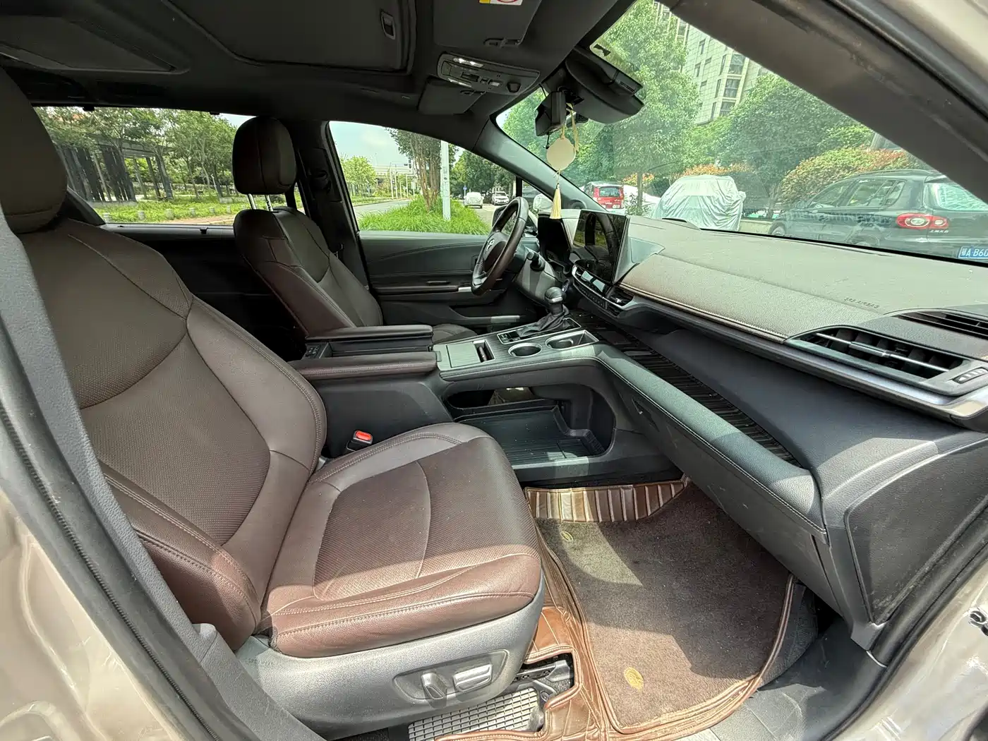 Toyota Sienna 2021 2.5L Hybrid Platinum Edition фото 17