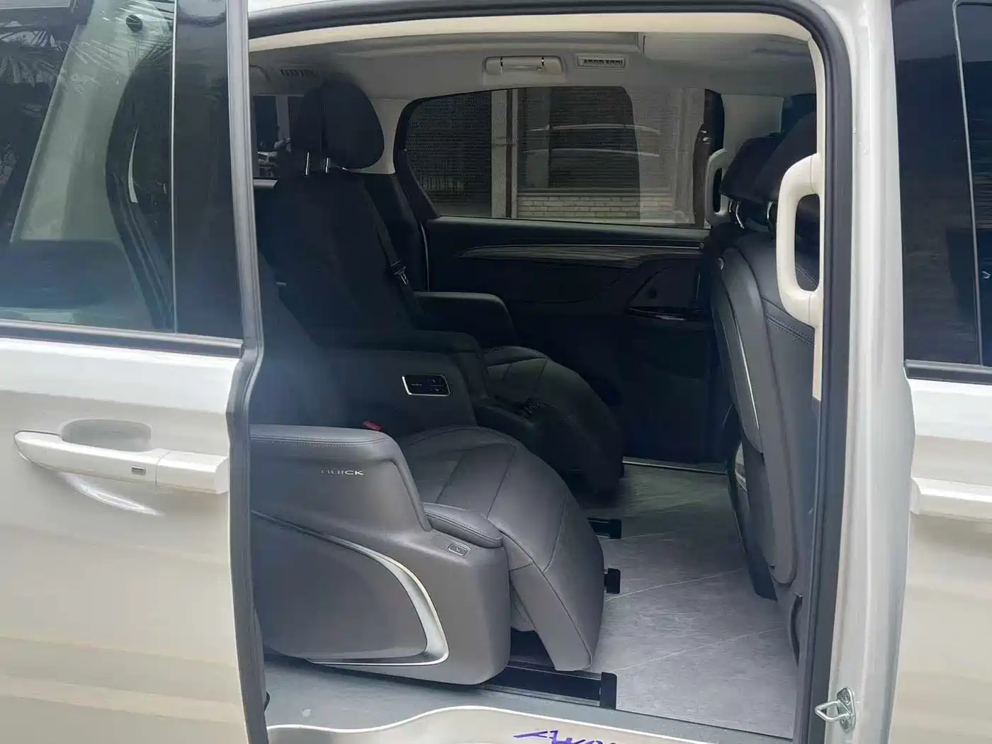 Buick GL8 New Energy 2025 Land Honor Premium Edition 7-Seater фото 14