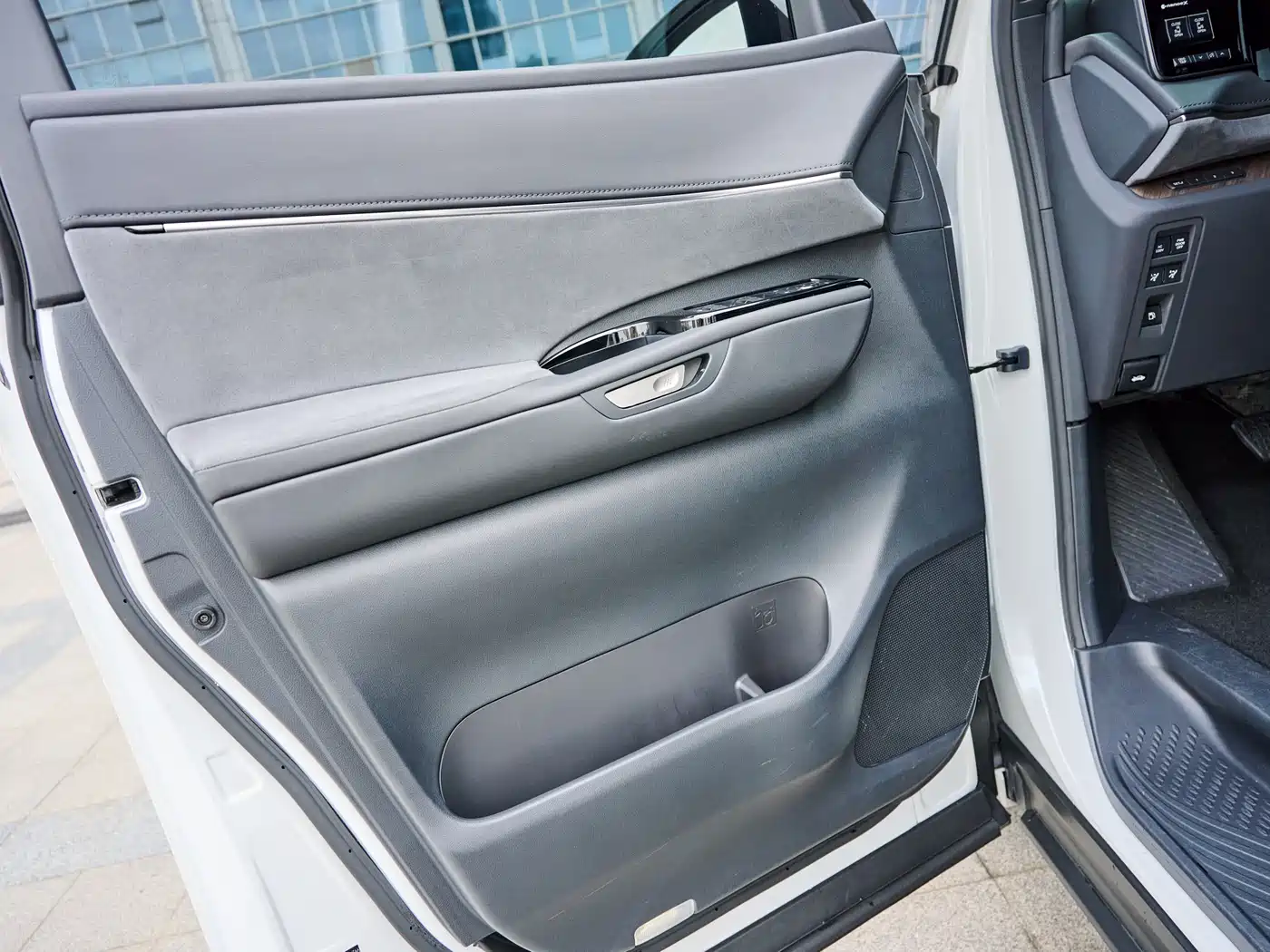 Lexus LM 2023 500h 6-Seater Prestige Edition фото 17
