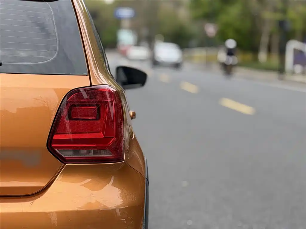Volkswagen Polo 2016 1.6L Cross Polo Automatic фото 24