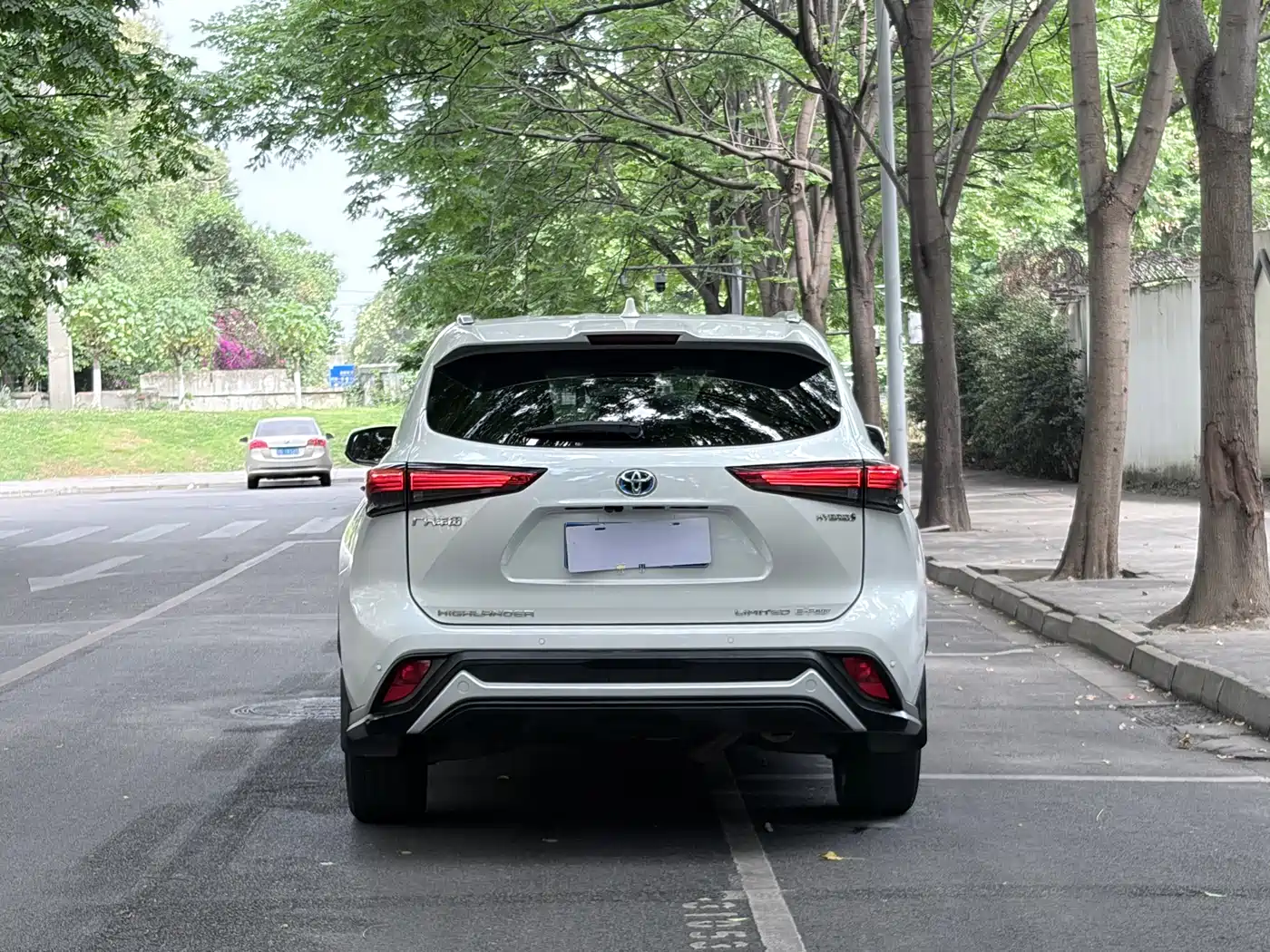 Toyota Highlander 2022 Dual Engine 2.5L 4WD Supreme Edition 7-Seater фото 6