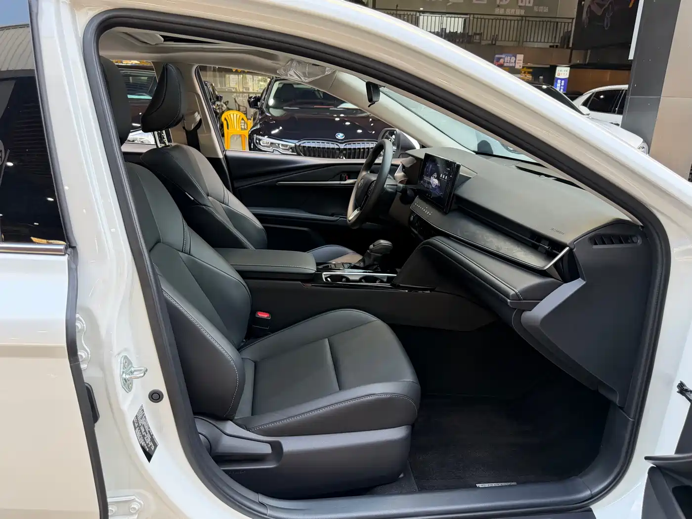Toyota Camry 2024 Hybrid 2.0HE Elite Edition фото 13