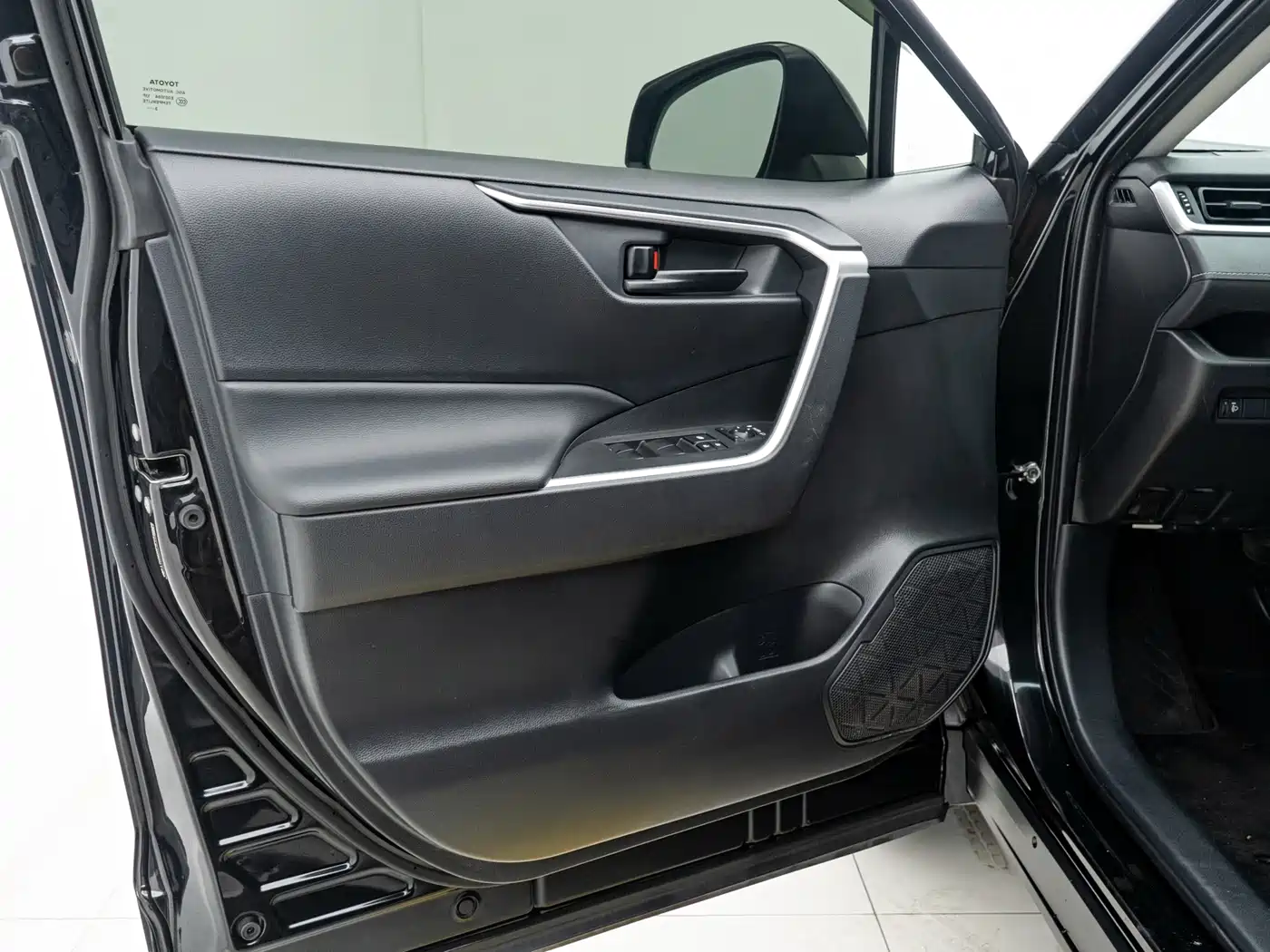 Toyota Wildlander 2023 2.0L CVT FWD LE фото 14