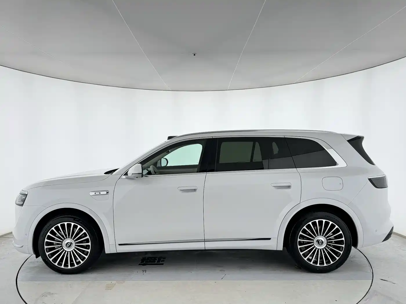 AITO Wenjie AITO M8 2025 Range Extender Max+ Edition 53.4kWh 5-seater фото 4