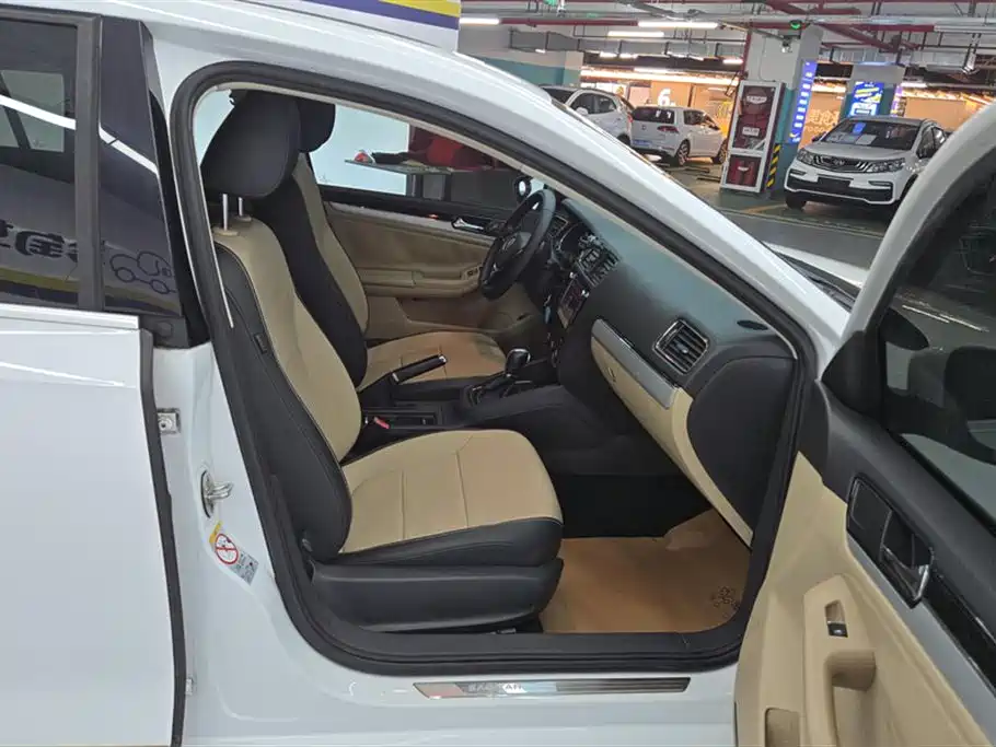 Volkswagen Sagitar 2015 230TSI Automatic Comfort фото 8