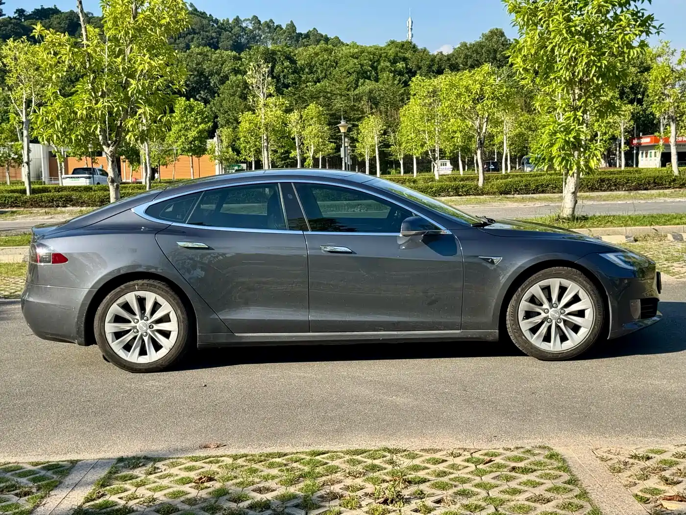 TESLA MODEL S