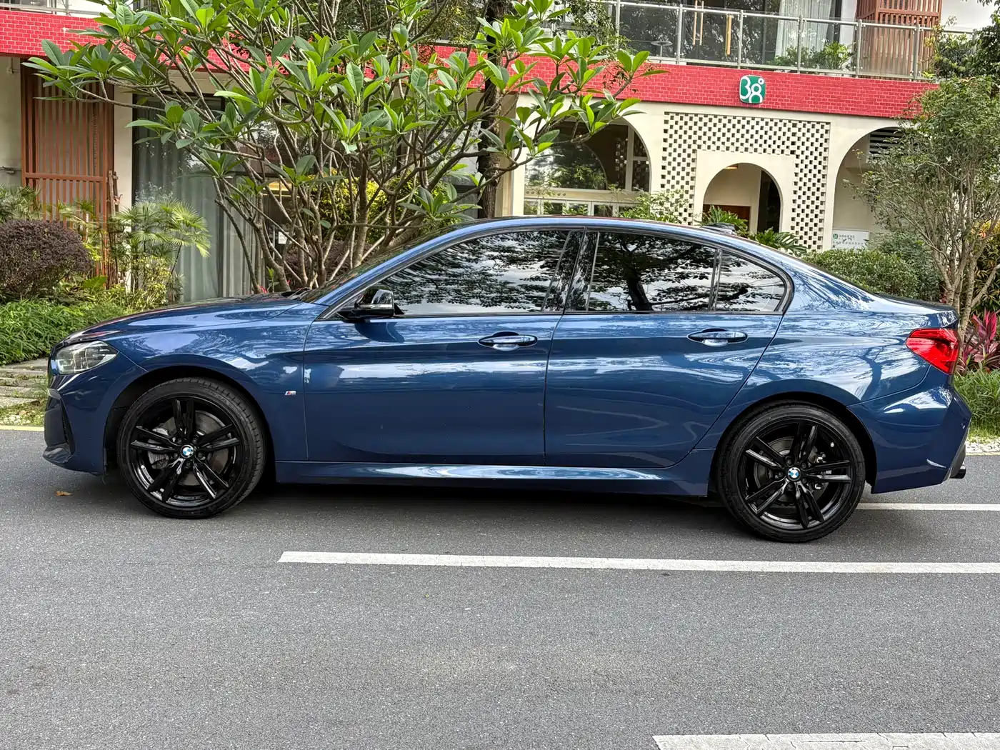 BMW 1 Series 2021 125i M Sport Black Night Edition фото 3