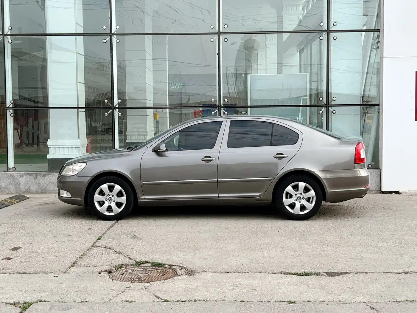 Škoda Octavia 2010 Model 1.8TSI DSG Elegance Edition фото 8