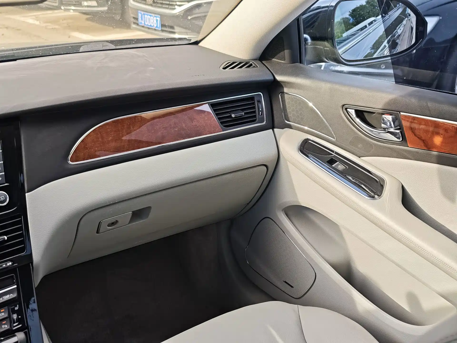 Фото 13 - Hongqi H7