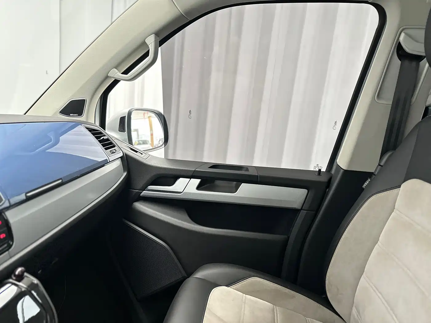 Volkswagen Multivan 2018 2.0TSI 4WD Leisure Edition 7-Seater фото 30