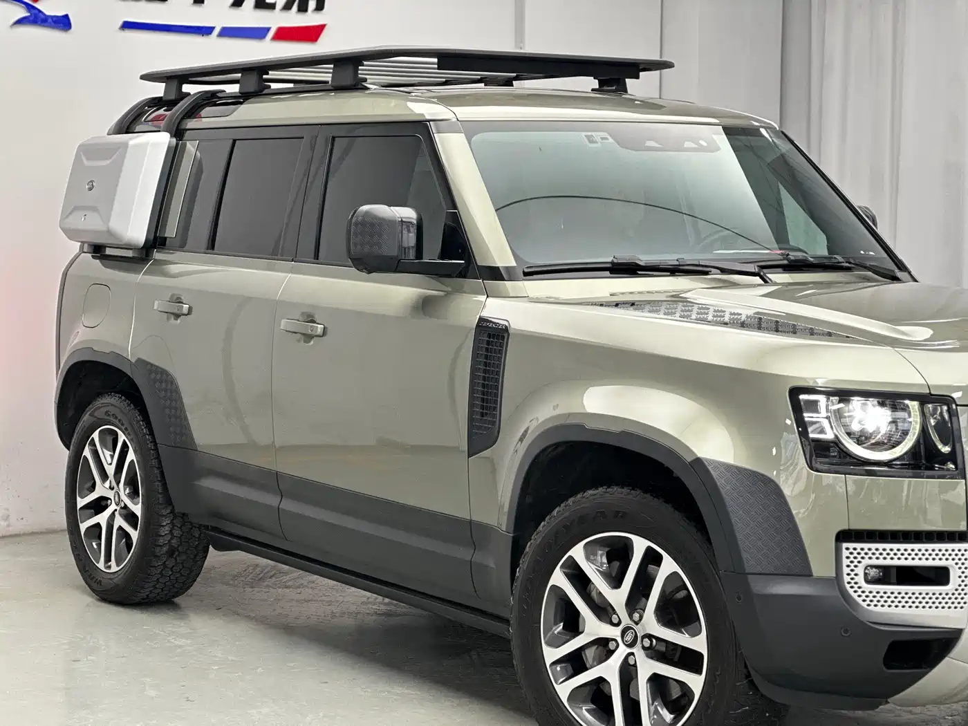 Land Rover Defender 2023 Model 110 3.0T P400 Dark Special Edition фото 7