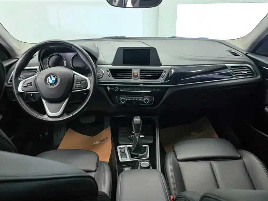 BMW 1 Series 2018 118i Sport Edition фото 12
