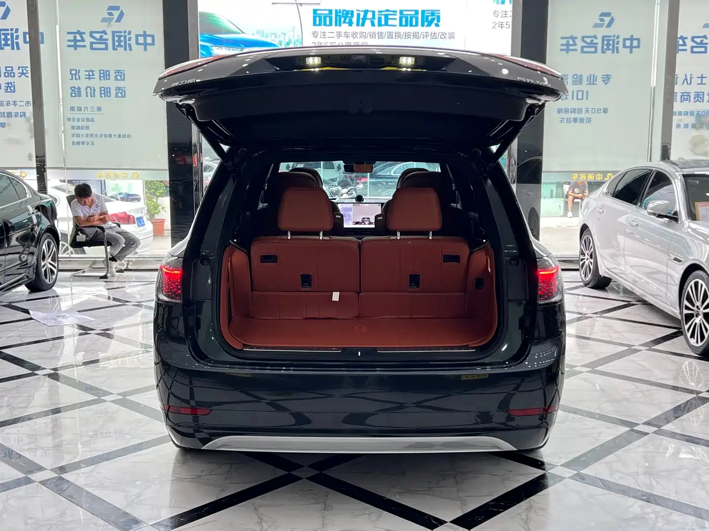 AITO Wenjie AITO M9 2024 Range Extender Max Edition 42kWh 6-seater фото 15