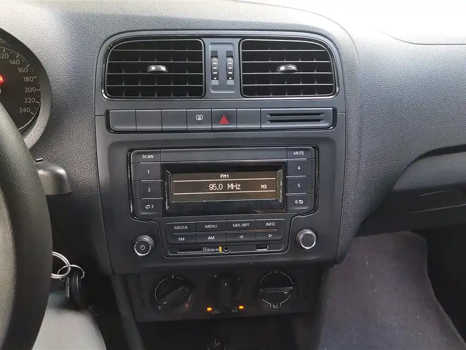 Volkswagen Polo 2014 1.4L Manual Trend Edition фото 13