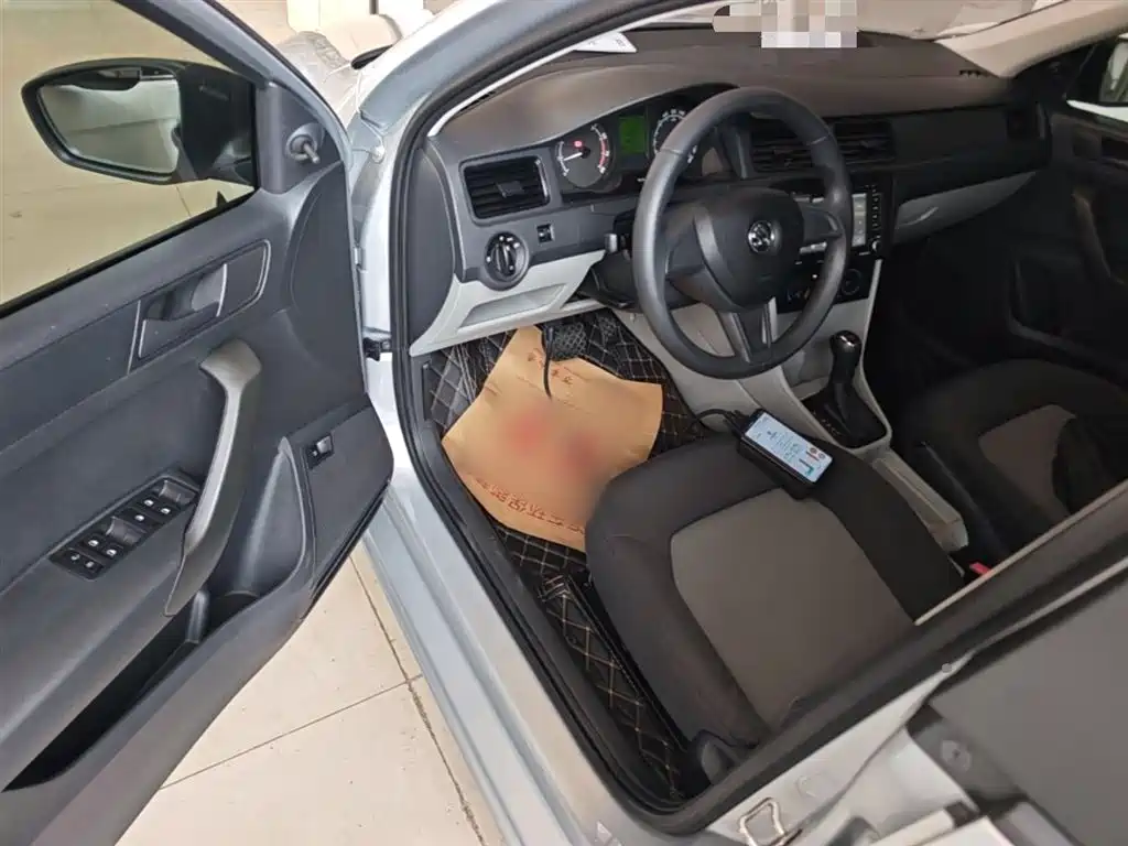 Škoda Rapid 2016 1.6L Automatic Forward Edition фото 16