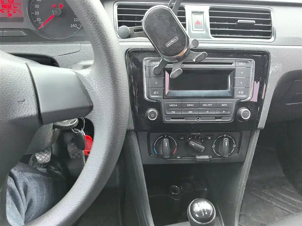 Volkswagen Santana 2015 1.6L Manual Trend Edition фото 10