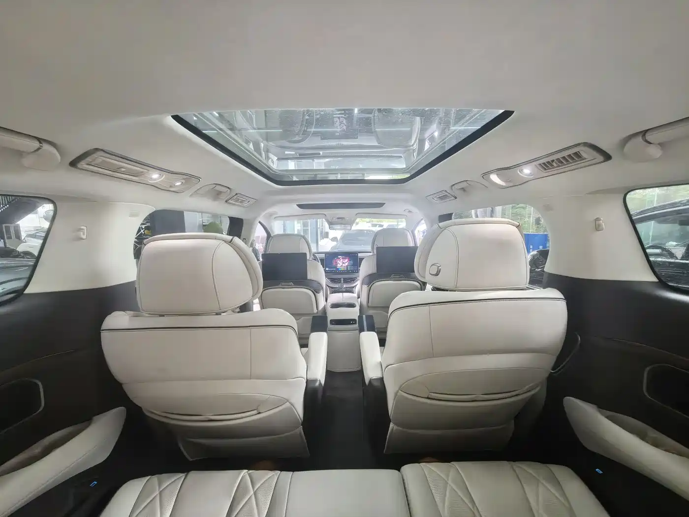 Denza D9 2024 DM-i 980 AWD Flagship фото 14