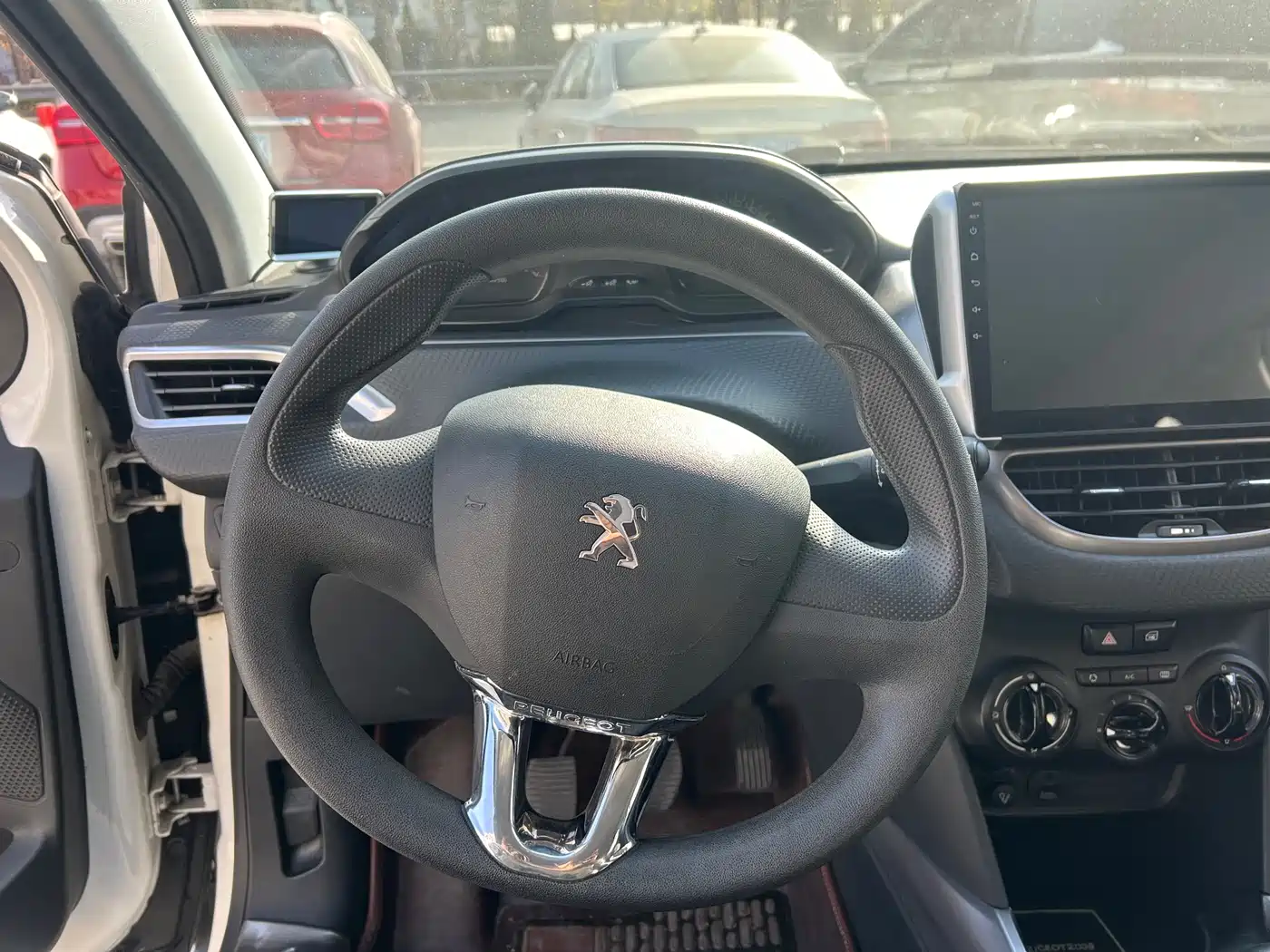 Peugeot 2008 2014 1.6L Manual Trend Edition фото 6