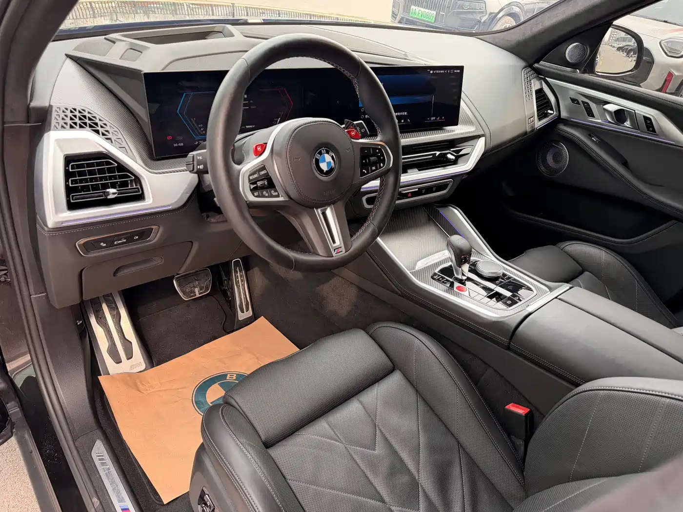 BMW XM 2023 50e фото 18