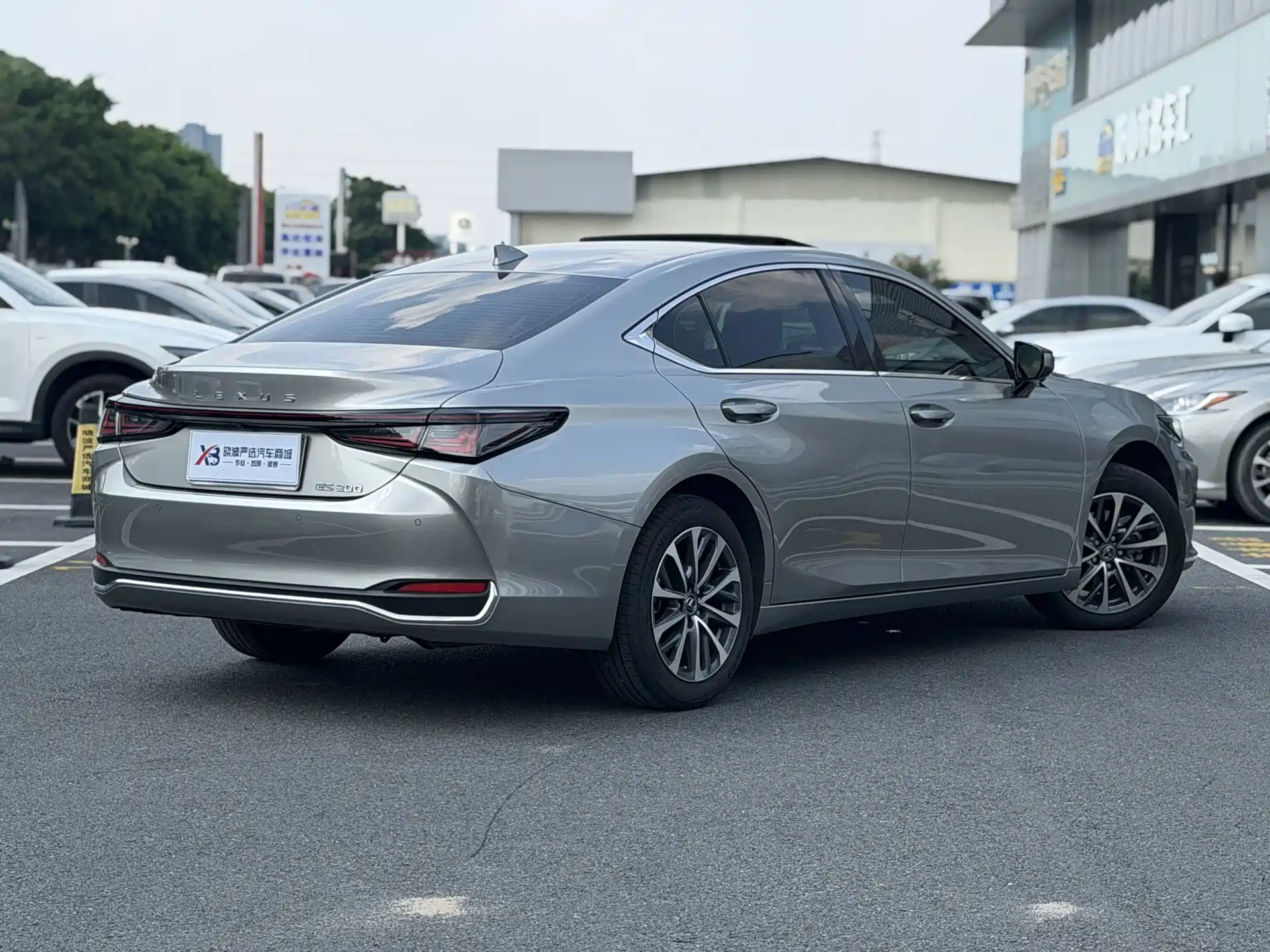 Фото 3 - Lexus ES