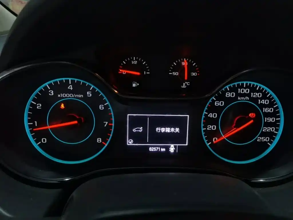 Photo 8 - Chevrolet Cruze