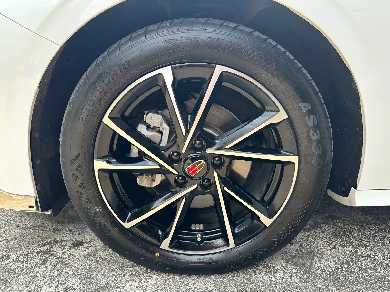 Фото 31 - Hongqi H6