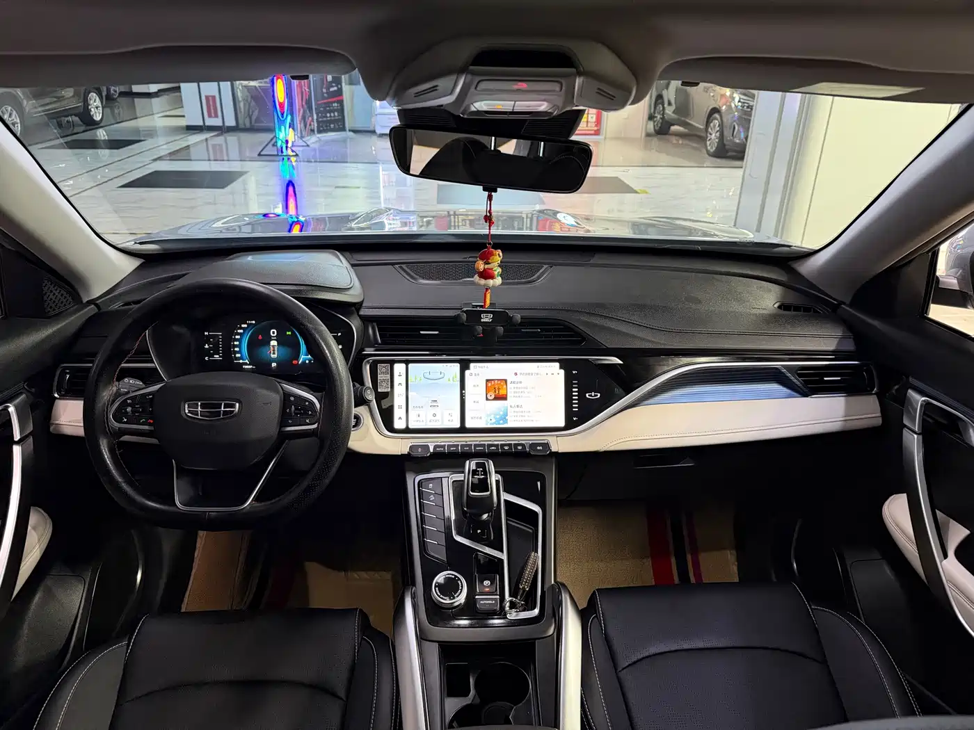 Фото 16 - Geely Atlas