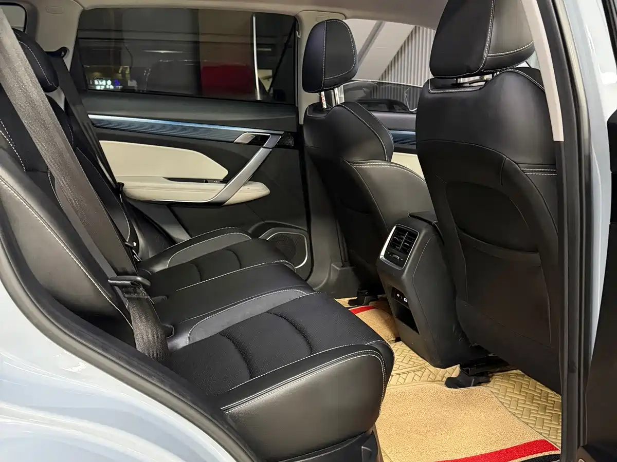 Фото 18 - Geely Atlas
