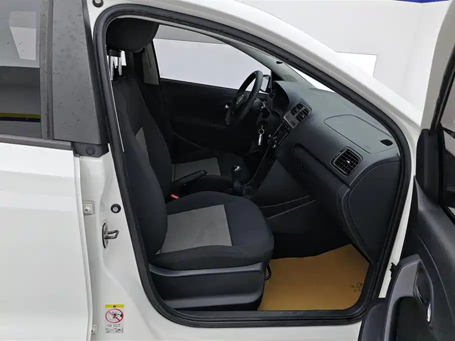 Volkswagen Polo 2014 1.4L Manual Trend Edition фото 8