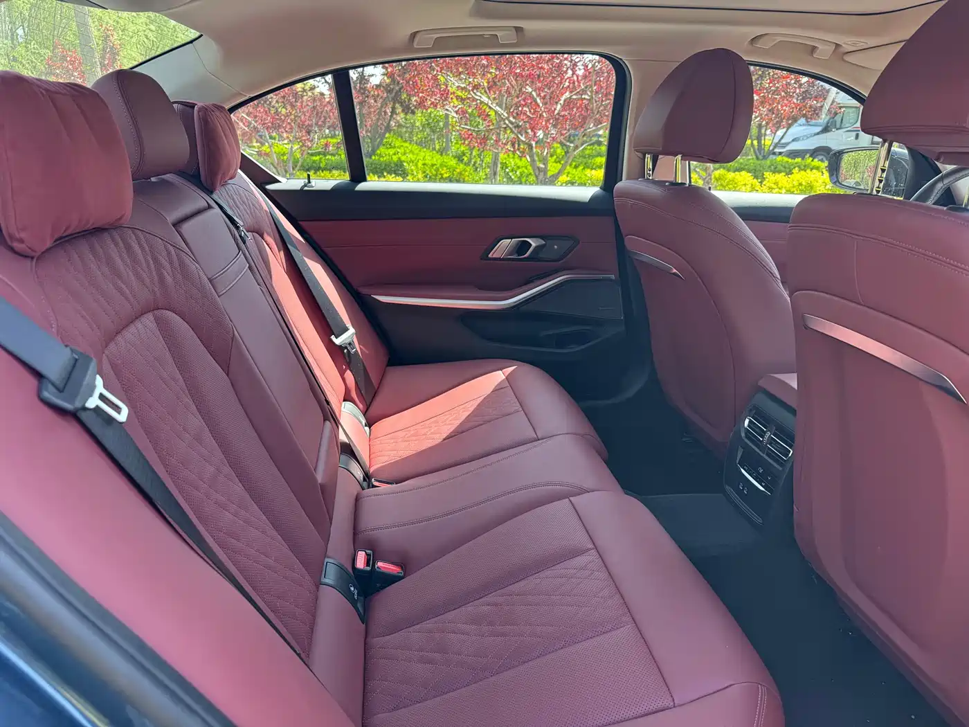 BMW 3 Series 2024 330Li M Sport Shadowline Package фото 10