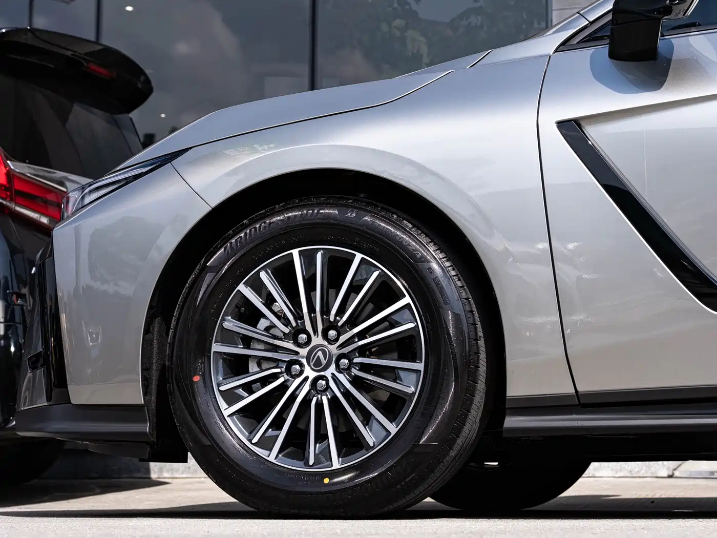 Lexus ES 2025 Model 300h Base Version фото 8