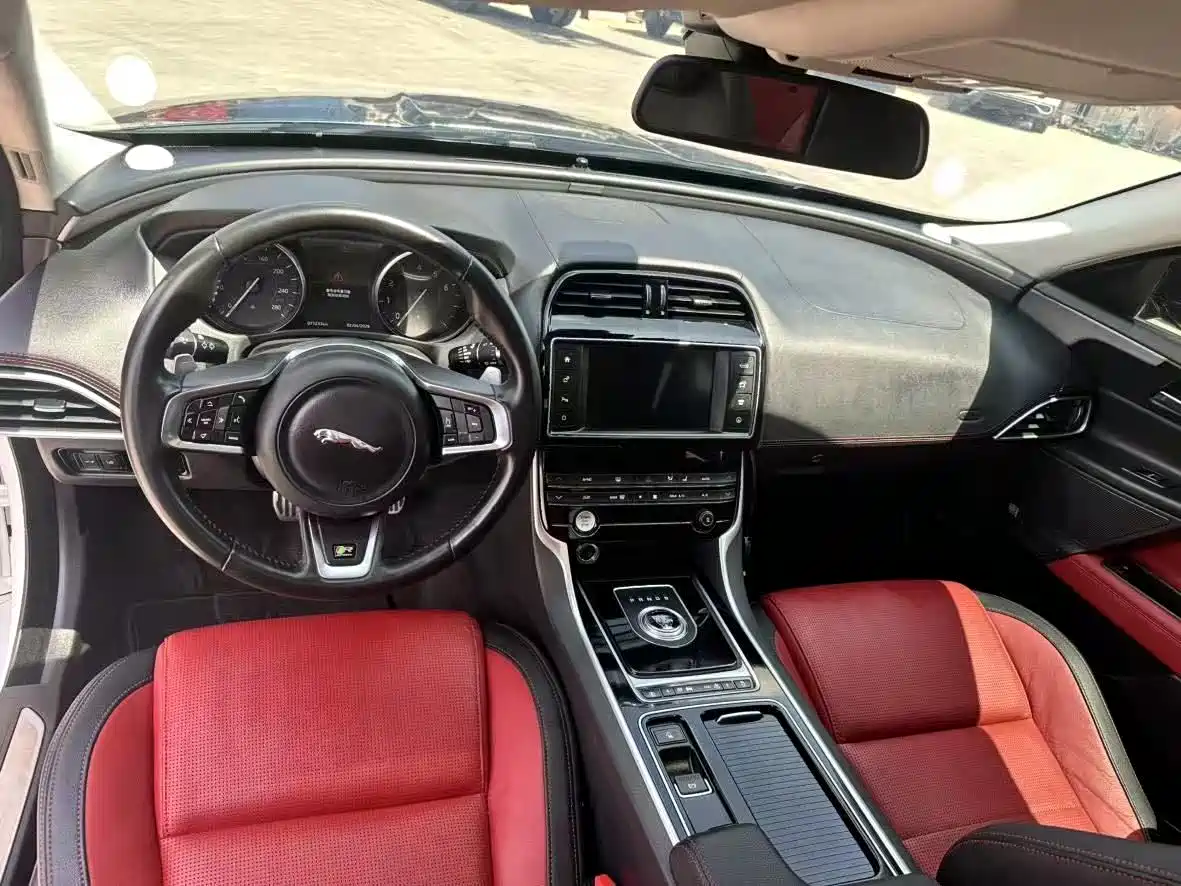 JAGUAR XE