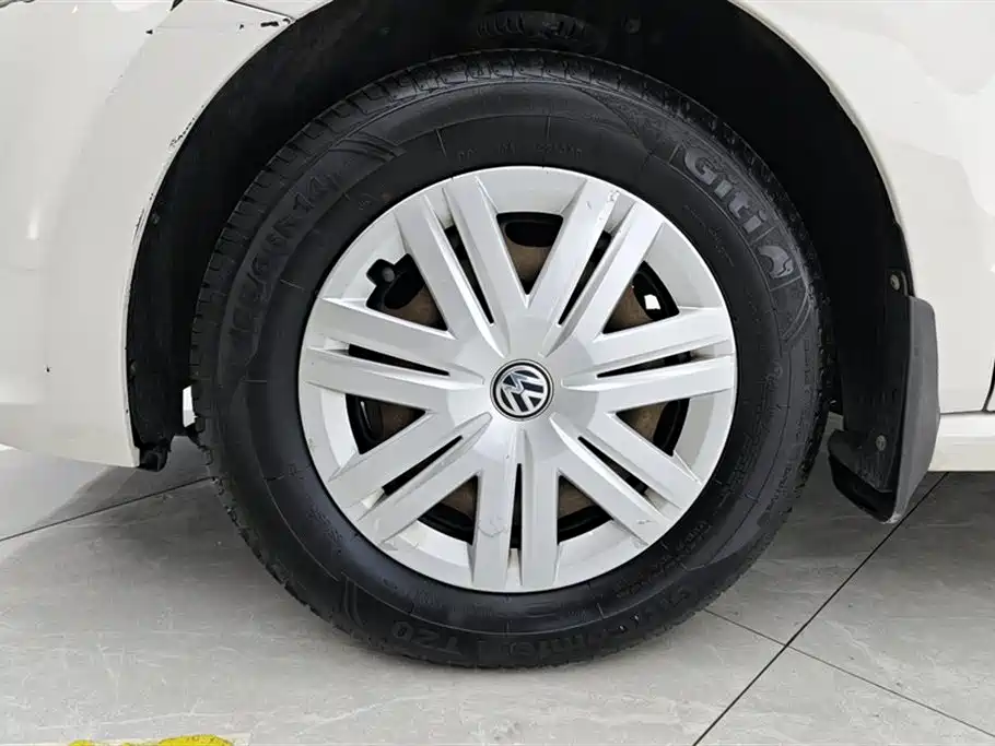 Volkswagen Polo 2014 1.4L Manual Trend Edition фото 6