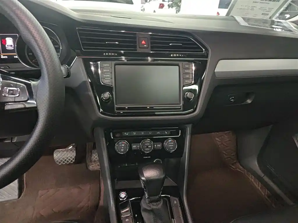 Volkswagen Tiguan L 2017 330TSI Automatic 2WD Luxury Edition фото 13