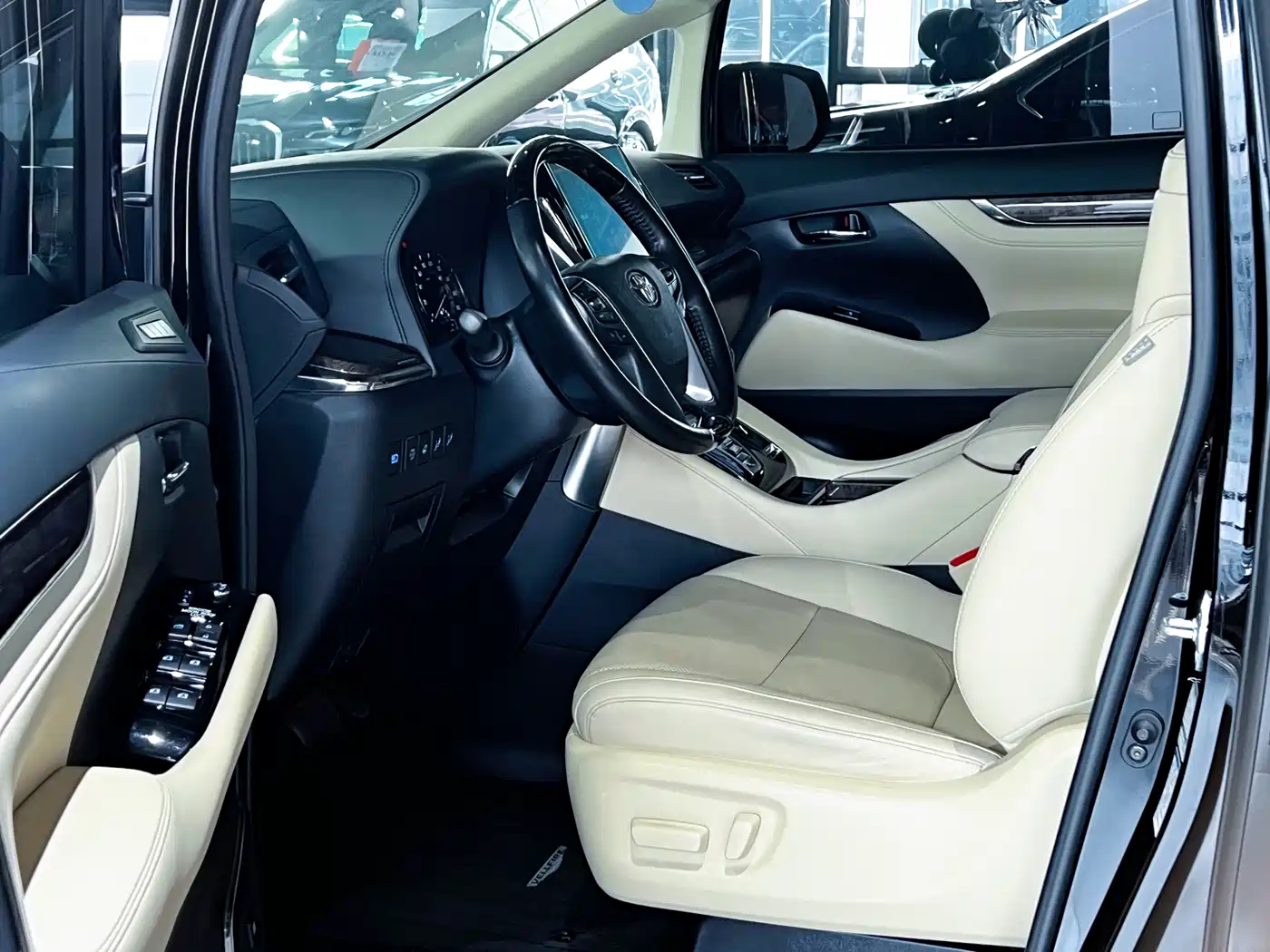 Toyota Vellfire 2021 Crown Hybrid 2.5L HV Premium Edition фото 4