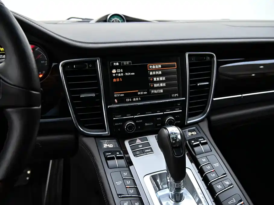 Porsche Panamera 2010 Porsche Panamera Turbo 4.8T фото 13