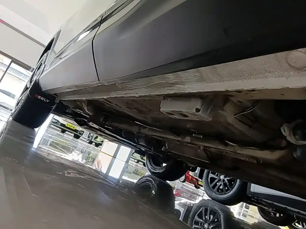 Фото 22 - Geely Atlas