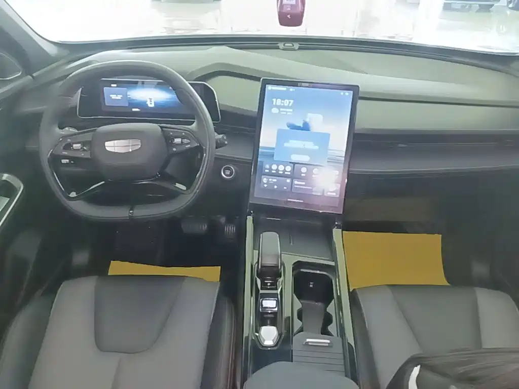 Photo 10 - Geely Atlas