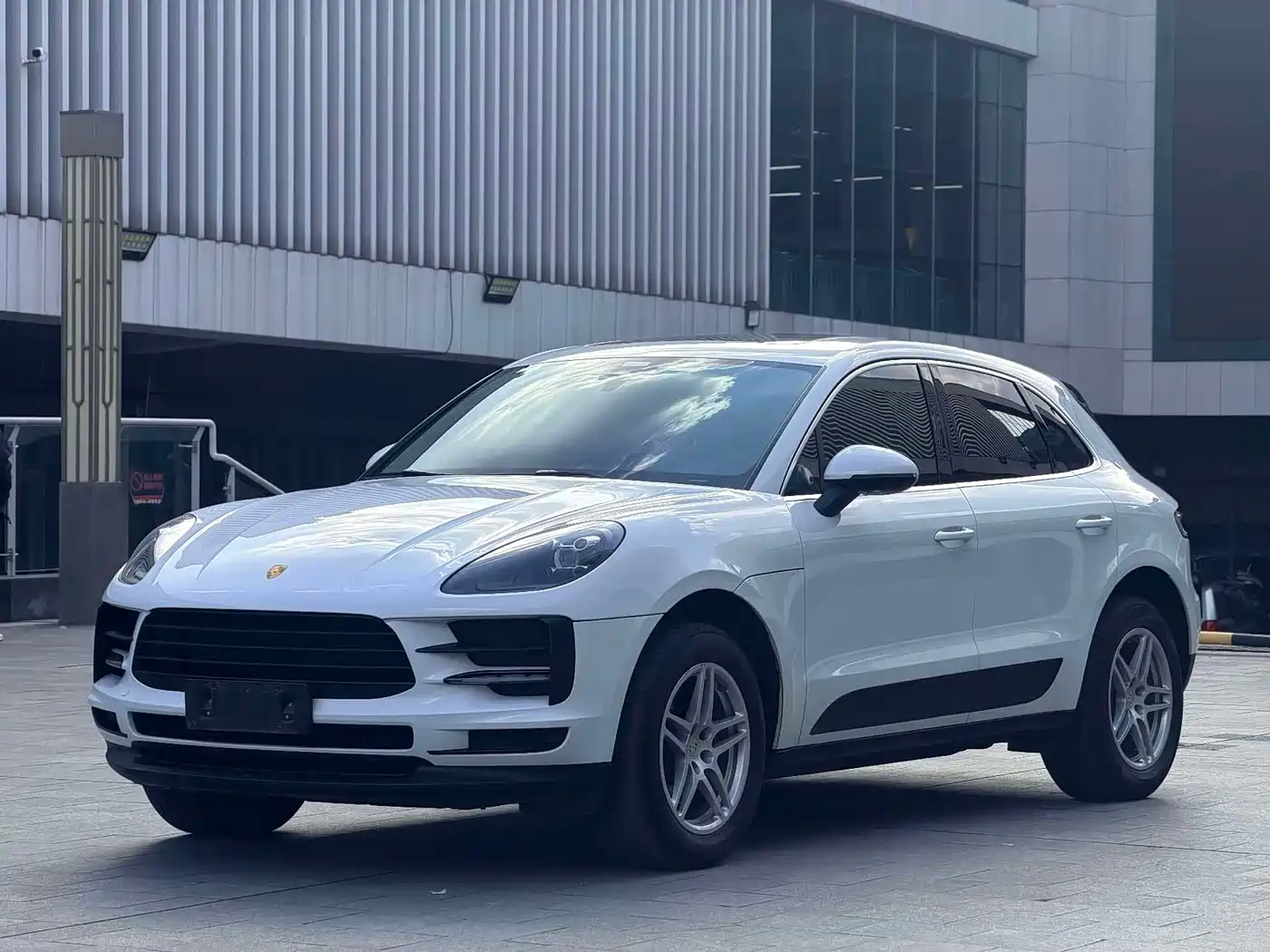 PORSCHE MACAN