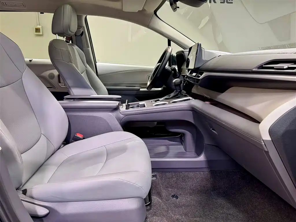 Toyota Granvia 2024 2.5L Hybrid Comfort фото 18