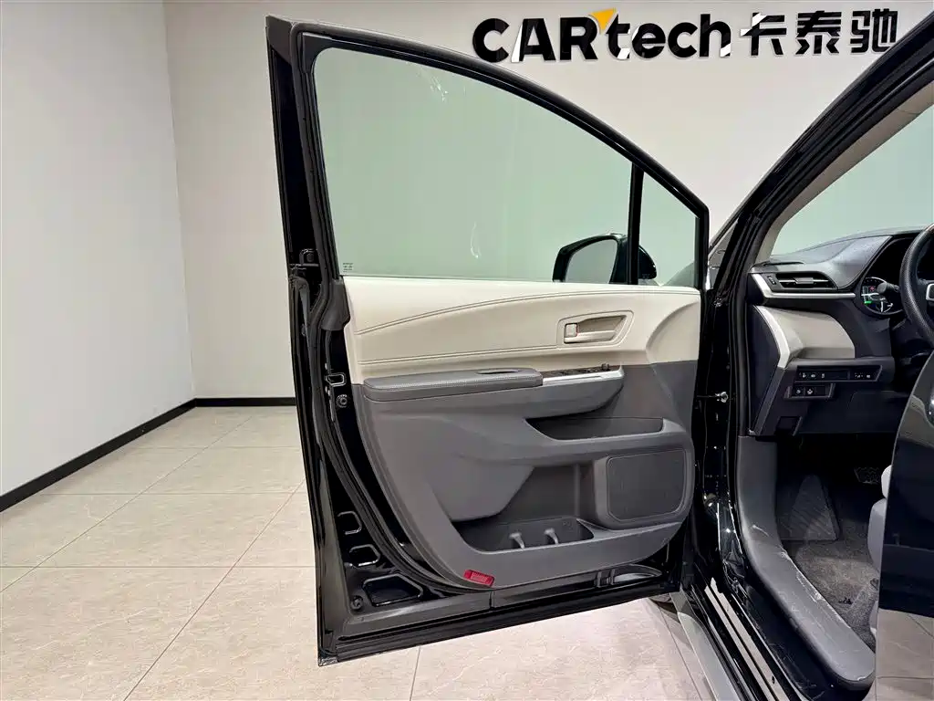Toyota Granvia 2024 2.5L Hybrid Comfort фото 16