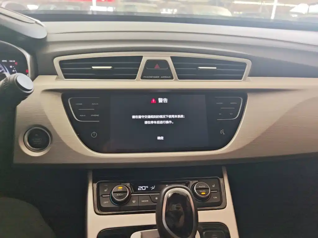 Фото 13 - Geely Atlas